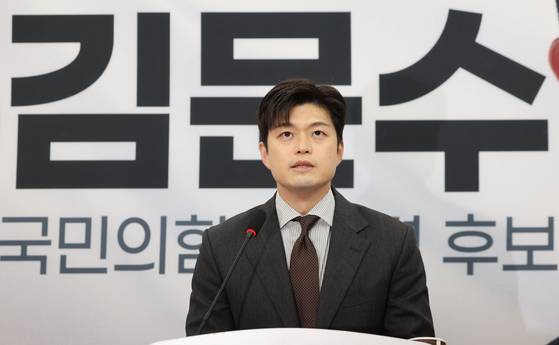 김용태 국민의힘 비상대책위원장이 지난 20일 오전 서울 여의도 국회에서 열린 긴급 기자회견에서 대통령 후보의 배우자 TV 토론을 제안하고 있는 모습. 뉴시스