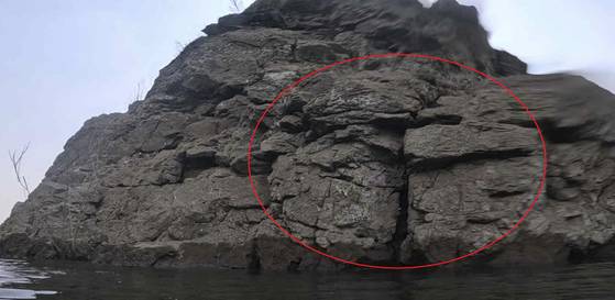 단양군은 지난달 도담삼봉 정밀 조사를 진행해 첩봉 상단(빨간원 주변)에서 깨짐 현상을 확인했다. 사진 수중현황조사 보고서