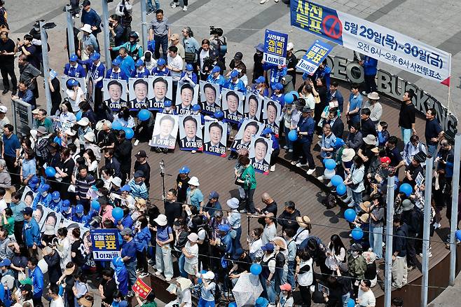 이재명 더불어민주당 대통령 후보가 사흘째 수도권 표심잡기에 나선 21일 오후 인천 남동구 구월 로데오광장을 찾아 유세하는 가운데 선거운동원과 시민들이 이를 듣고 있다. 뉴스1