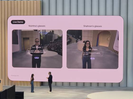 구글 I/O 2025 무대에서 스마트안경의 번역 기능을 시연하는 모습. 마운틴뷰=김민정 기자