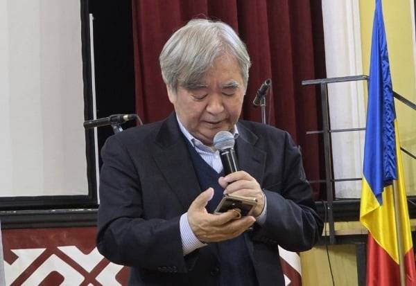 최동호 시인이 루마니아의 잘러우에서 개최된 제23회 '시의 봄 국제 축제'에서 그랑프리 수상소감을 밝히고 있다.