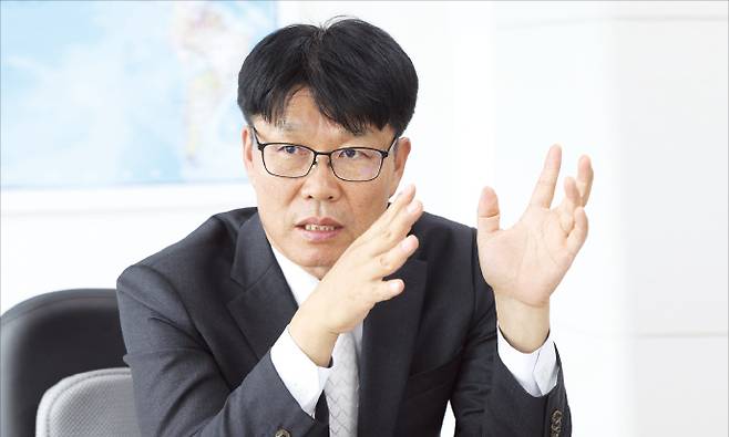 이영상 경찰공제회 이사장은 서울 도화동 자람빌딩에서 진행한 취임 후 첫 인터뷰에서 “경찰관의 안정적인 노후 보장을 위해선 연 5% 이상의 안정적인 수익률을 올리는 게 중요하다”고 말했다. 김범준 기자