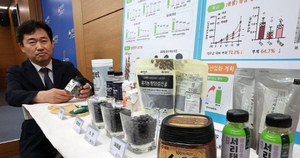 곽도연 농촌진흥청 국립식량과학원장이 21일 농림축산식품부 기자실에서 새로 개발된 검정콩인 ‘소만’의 효능에 관해 설명하고 있다. 연합뉴스