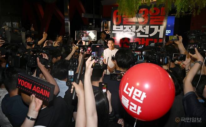 다큐멘터리 영화 '부정선거, 신의 작품인가' 제작에 참여한 전직 한국사 강사 전한길 씨가 21일 윤석열 전 대통령이 방문한 서울 메가박스 동대문에서 취재진 질문에 답하고 있다.