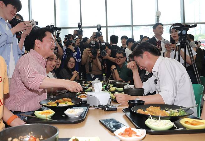 개혁신당 이준석 대선 후보가 21일 '학식먹자 이준석' 행사가 열린 경기 성남시 가천대학교 글로벌캠퍼스에서 행사에 참여한 국민의힘 안철수 의원과 웃으며 대화를 나누고 있다. 연합뉴스