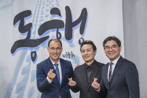 (왼쪽부터)곽태훈 단장(수원 상촌중 교장), 구성우 지휘자, 안영선 대외협력부장(안산초 교장). 윤원규기자