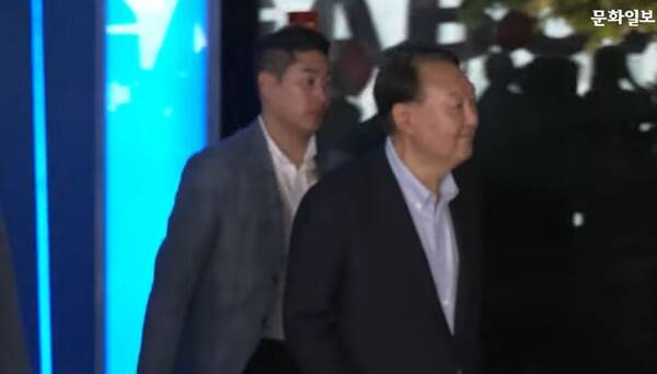 ▲ 문화일보 유튜브 채널, 윤석열 전 대통령, 전한길과 부정선거 음모론 다룬 영화 관람 라이브 영상 갈무리.