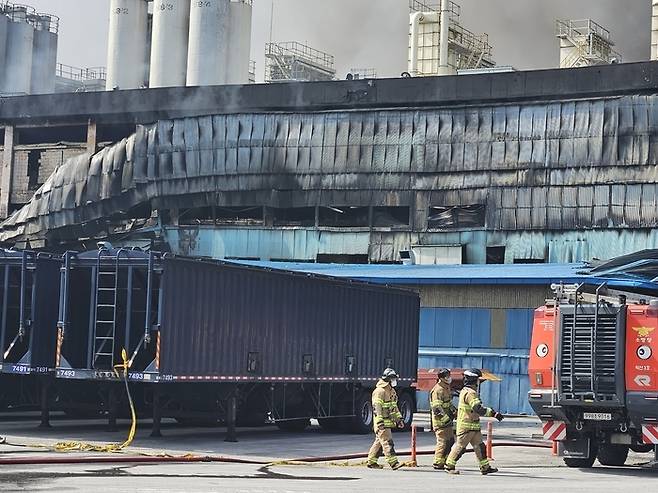 광주의 대형 사업장 중 한 곳인 금호타이어 광주공장에서 발생한 대형 화재가 사흘여 만에 완전히 진화됐다.