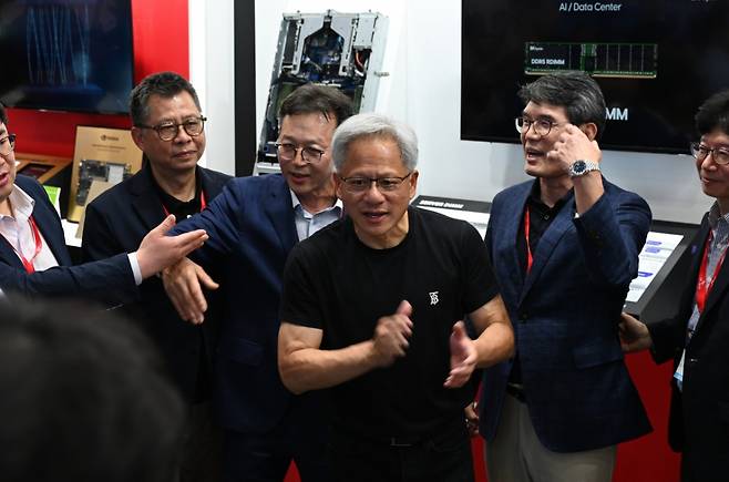젠슨 황 엔비디아 CEO가 20일 대만 타이베이에서 열린 '컴퓨텍스 2025' SK하이닉스 전시관을 찾은 모습 /사진=컴퓨텍스 공동취재단
