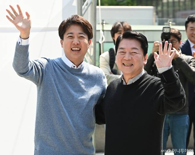 안철수 국민의힘 대선 경선 후보와 이준석 개혁신당 대선 후보가 25일 경기 성남시 판교 테크노밸리 광장에서 'AI 과학기술 패권'을 주제로 열린 단비토크에 앞서 손을 흔들고 있다. 2025.04.25./사진=뉴시스 /사진=김종택