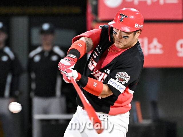 20일 오후 경기도 수원시 조원동 수원kt위즈파크에서 진행된 '2025 프로야구 KBO리그' kt위즈와 KIA타이거즈의 경기. 기아 최형우가 6회초 2사 2루서 2점 홈런을 터뜨리고 있다../수원=송일섭 기자 andlyu@mydaily.co.kr