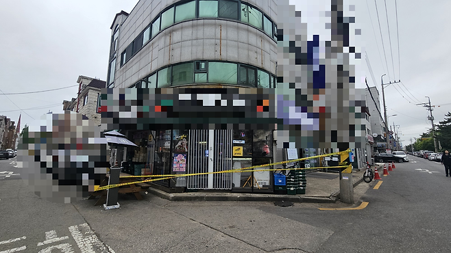 시흥 흉기 살인 사건 용의자인 차철남이 19일 오전 자신의 주거지 인근 편의점 주인인 60대 여성에게 흉기를 휘둘러 상해를 입혔다. 박지영 기자.