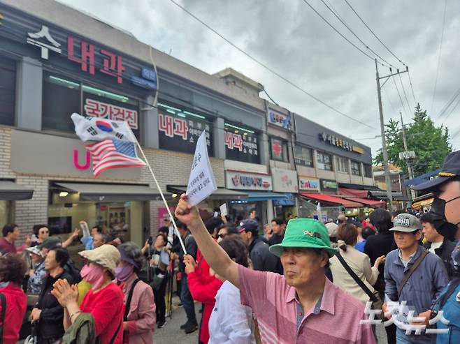 20일 국민의힘 김문수 대통령 후보의 서울 강서구 화곡동 남부골목시장 유세 현장에는 지지자들이 모여들었다. 박희영 기자