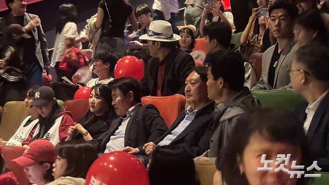 윤석열 전 대통령이 전직 한국사 강사 전한길씨(우측)와 21일 오전 서울 동대문구 한 영화관에 '부정선거, 신의 작품인가' 시사회에 참석했다. 김다연 인턴기자