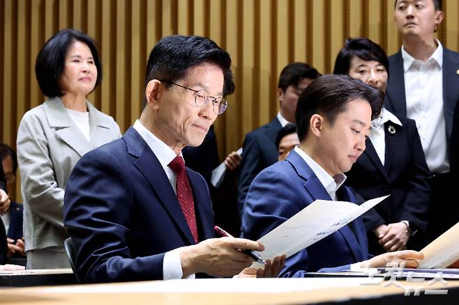 국민의힘 김문수 대선 후보와 개혁신당 이준석 대선 후보가 지난 19일 오전 서울 중구 서울시청에서 열린 약자와 동행하는 서울 토론회에 참석해 있다. 황진환 기자