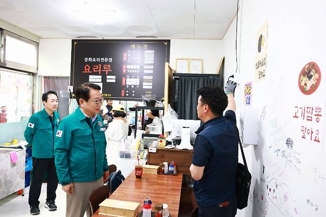 손병복 울진군수가 전통시장을 찾아 직접 취약지점을 점검하고 있다. 울진군 제공