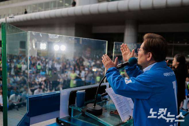 이재명 더불어민주당 대선후보가 21일 오후 인천 계양역 앞에서 열린 유세에서 연설을 하고 있다. 인천=류영주 기자
