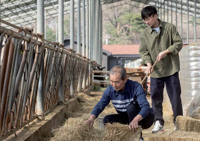 김 대표와 석영 씨가 일하는 모습. 김 대표는 언제나 말없이 일하는 모습을 보여주는 것으로 일을 가르쳐주곤 한다.