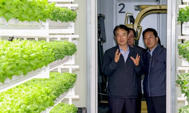 ▲법곳동 수직형 스마트팜 방문한 이동환 시장 ⓒ고양특례시