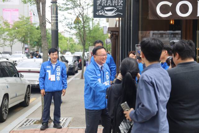 ▲김부겸 위원장은 "지역 사회 성장 에너지 감소 와 함께 청년 일자리 지역 스타트업 기업의 어려움에 공감한다"며 "지역균형 발전과 예산의 효율적 배분을 통해 청년들에게 희망이 되는 더불어민주당이 되겠다"고 강조했다. ⓒ민주당 전북자치도당