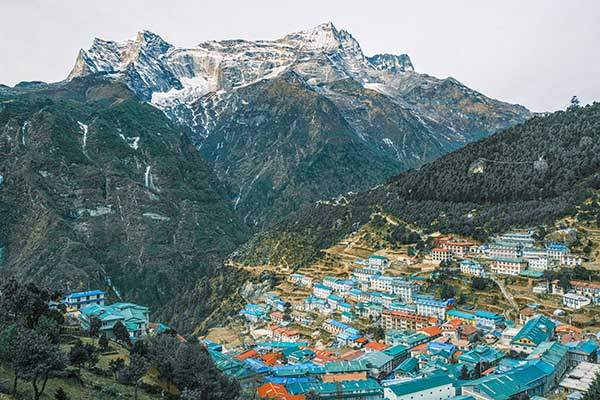 히말라야 최대 고산마을 남체바자르와 콩데 봉의 모습.