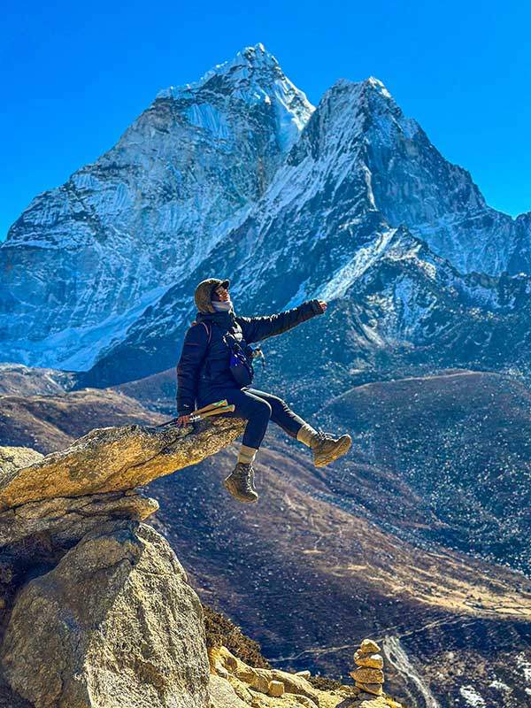 딩보체 마을 위쪽에 멋진 뷰포인트를 자랑하는 낭가르창 봉우리를 오르는 길, 아마다블람을 배경으로 한컷