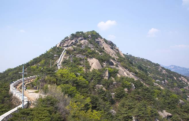 서울 성곽을 따라 걷는 인왕산 등산로 전경. 도심과 가까우면서도 자연을 느낄 수 있어 초보자와 나들이객에게 인기다. 게티이미지뱅크