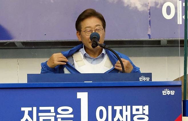 더불어민주당 이재명 대선후보가 21일 인천시 계양구 계양역 앞 광장에서 열린 유세에서 연설 도중 착용하고 있는 방탄 조끼를 보여주고 있다. 인천=허정호 선임기자