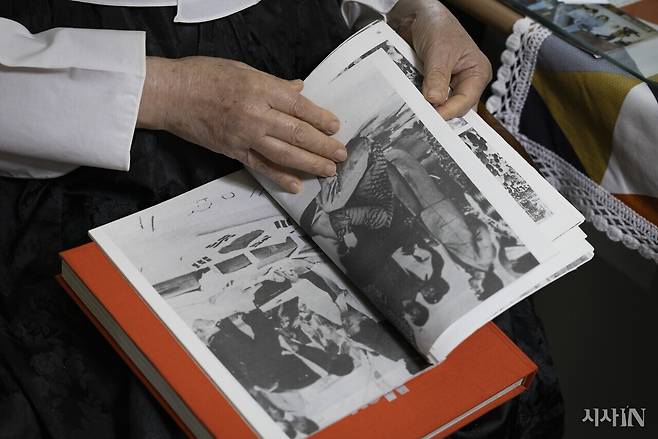 안성례씨가 1980년 5월 광주민주항쟁 당시 사진집을 펼쳐 보고 있다. ⓒ시사IN 이명익