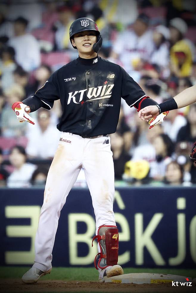 ▲ 유격수 자리에서 가능성을 보여주며 팀의 테스트를 거치고 있는 박민석 ⓒkt위즈