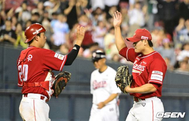 SSG 조병현(오른쪽)과 조형우가 20일 두산전 승리를 합작하고 세리머니를 하고 있다.