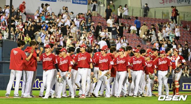 SSG 선수단이 3연승 달성 후 하이파이브를 하고 있다.