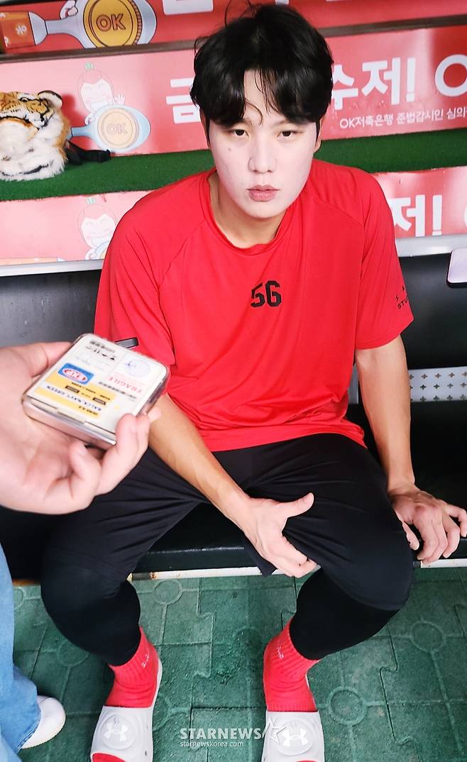 KIA 타이거즈 오선우가 20일 수원 KT위즈전을 앞두고 취재진과 인터뷰에 임하고 있다. /사진=김우종 기자