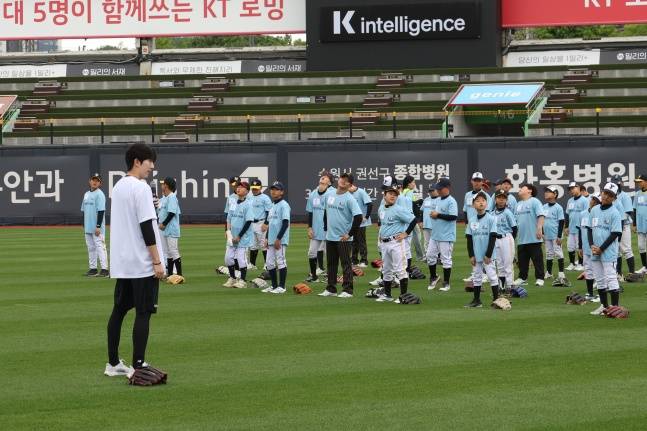 KT 오원석이 유소년 선수들과 이야기를 나누고 있다. /사진=한국프로야구선수협회 제공