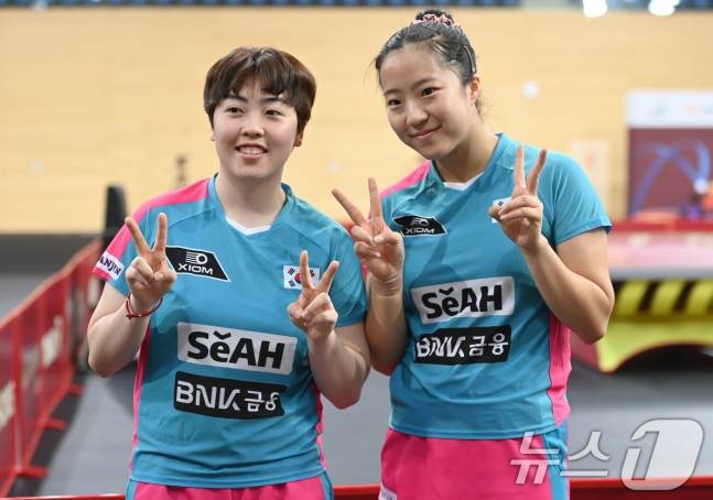 신유빈(오른쪽)-유한나 조가 도하 세계선수권대회 여자 복식 16강전에서 승리한 뒤 기뻐하고 있다. /사진=뉴스1