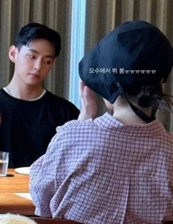 아이유, 뷔/사진=온라인 커뮤니티