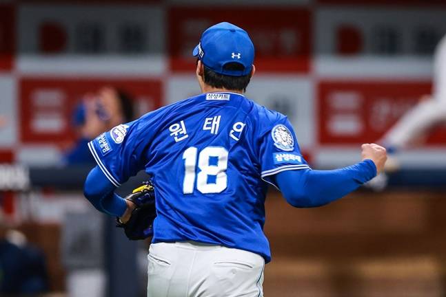 삼성 원태인이 20일 고척 키움전에서 8회말 만루 위기를 넘기고 주먹을 불끈 쥐고 있다. /사진=삼성 라이온즈 제공