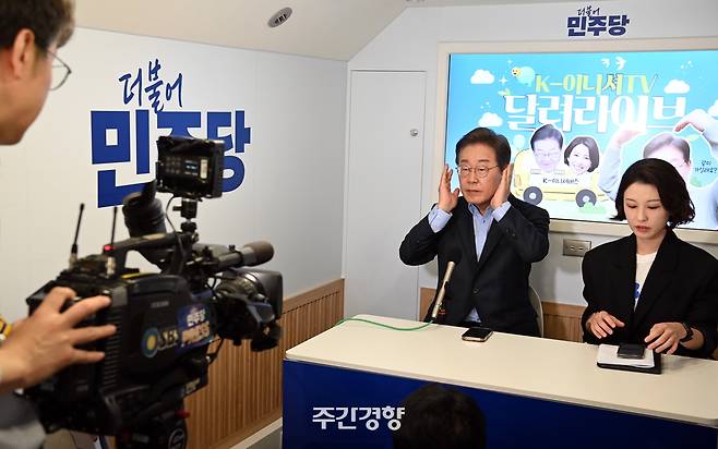 이재명 더불어민주당 대선후보가 21일 오전 인천 미추홀구 문학경기장에서 ‘K이니셔TV - 달려라이브’ 진행을 마친 뒤 ‘버스 스튜디오’ 안에서 기자브리핑을 하고 있다. 박민규 선임기자