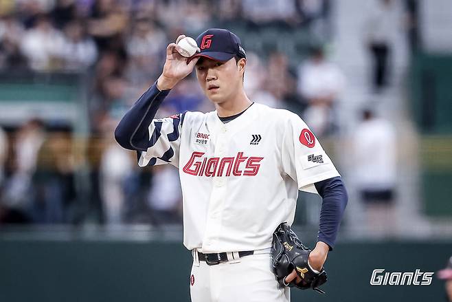롯데 투수 윤성빈은 20일 사직구장에서 열린 '2025 신한 SOL Bank KBO 리그' LG와 주중 3연전 첫 번째 경기에서 선발 등판했다. 제구 난조에 발목이 잡혀 1이닝 9실점으로 조기 강판돼 패전 투수가 됐다. 롯데 자이언츠