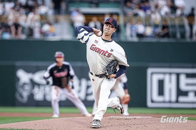 롯데 투수 윤성빈은 20일 사직구장에서 열린 '2025 신한 SOL Bank KBO 리그' LG와 주중 3연전 첫 번째 경기에서 선발 등판했다. 제구 난조에 발목이 잡혀 1이닝 9실점으로 조기 강판돼 패전 투수가 됐다. 롯데 자이언츠