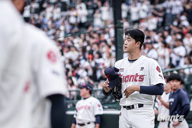 롯데 투수 윤성빈은 20일 사직구장에서 열린 '2025 신한 SOL Bank KBO 리그' LG와 주중 3연전 첫 번째 경기에서 선발 등판했다. 제구 난조에 발목이 잡혀 1이닝 9실점으로 조기 강판돼 패전 투수가 됐다. 롯데 자이언츠