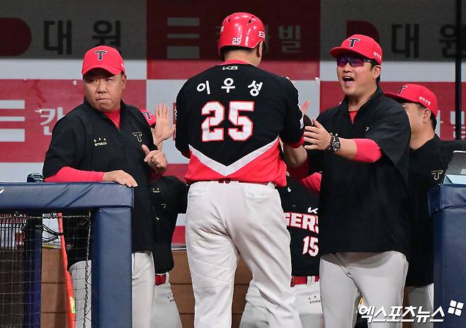 이범호(왼쪽) KIA 타이거즈 감독이 21일 수원 KT 위즈전에서 타격 슬럼프에 빠진 외야수 이우성을 선발 라인업에서 제외했다. 사진 엑스포츠뉴스 DB