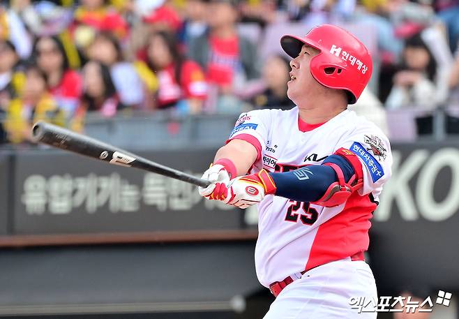 이범호(왼쪽) KIA 타이거즈 감독이 21일 수원 KT 위즈전에서 타격 슬럼프에 빠진 외야수 이우성을 선발 라인업에서 제외했다. 사진 엑스포츠뉴스 DB