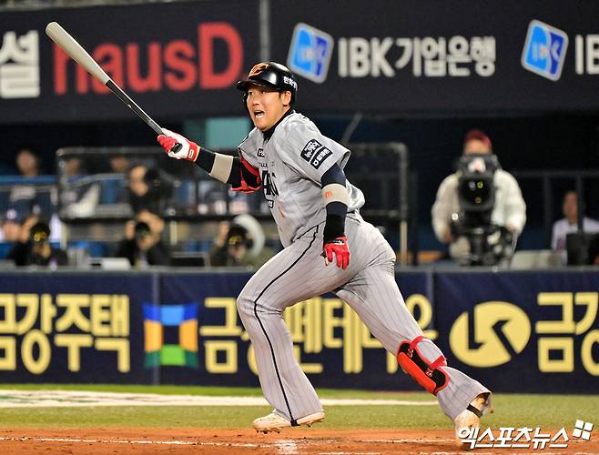 0일 오후 서울 송파구 잠실야구장에서 열린 '2025 신한 SOL Bank KBO리그' 한화 이글스와 두산 베어스의 경기, 6회초 2사 2루 한화 하주석이 내야안타를 날리고 있다. 엑스포츠뉴스 DB