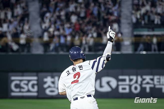 롯데 내야수 고승민은 21일 사직구장에서 열린 '2025 신한 SOL Bank KBO 리그' 롯데와 주중 3연전 두 번째 경기에서 2번타자 2루수로 선발 출전했다. 8회말 동점 2점포를 쳐 공격에 활력을 불어넣었다. 롯데 자이언츠