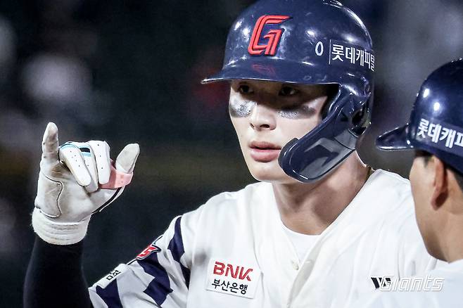 롯데 외야수 윤동희는 21일 사직구장에서 열린 '2025 신한 SOL Bank KBO 리그' 롯데와 주중 3연전 두 번째 경기에서 7번타자 우익수로 선발 출전했다. 2회말과 5회말 적시타를 쳐 공격에 활력을 불어넣었다. 롯데 자이언츠