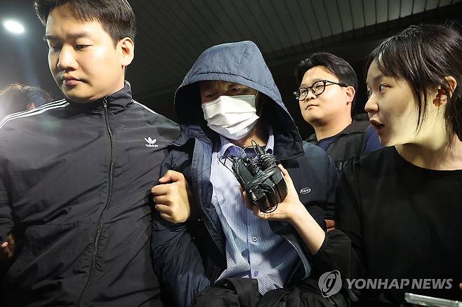 경찰, 시흥 흉기사건 용의자 차철남 검거 (시흥=연합뉴스) 홍기원 기자 = 시흥 흉기사건의 용의자인 차철남이 19일 검거돼 경기 시흥경찰서로 압송되고 있다. 차철남은 이달 시흥시 정왕동 소재 자기 집 등에서 2명을 살해하고, 이날 인근의 편의점 주인과 자기집 건물주 등 2명을 흉기로 찔러 다치게 한 혐의를 받고 있다. 2025.5.19 xanadu@yna.co.kr