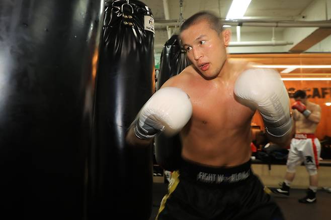 훈련 중인 최시로 (서울=연합뉴스) 류효림 기자 = WBA 아시아 챔피언 최시로가 20일 서울 강남구 FW1 복싱클럽에서 연합뉴스와 인터뷰 뒤 훈련하고 있다. 2025.5.20
ryousanta@yna.co.kr