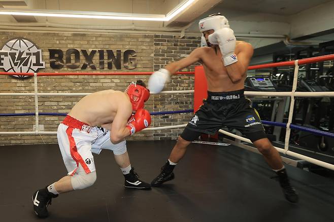 스파링하는 최시로 (서울=연합뉴스) 류효림 기자 = WBA 아시아 챔피언 최시로가 20일 서울 강남구 FW1 복싱클럽에서 연합뉴스와 인터뷰 뒤 훈련하고 있다. 2025.5.20
ryousanta@yna.co.kr
