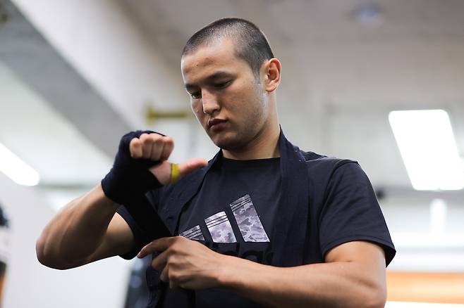 손에 붕대를 감는 최시로 (서울=연합뉴스) 류효림 기자 = WBA 아시아 챔피언 최시로가 20일 서울 강남구 FW1 복싱클럽에서 연합뉴스와 인터뷰 뒤 훈련하고 있다. 2025.5.20
ryousanta@yna.co.kr